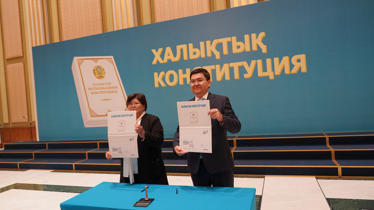 Ата Заңға арналған жаңа пошта маркасына алғашқы мөр басылды