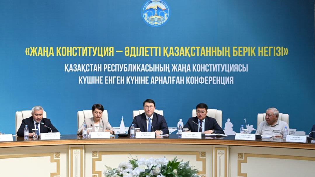 Жетісуда жаңа Конституцияға арналған конференцияда қатысушыларға Ата Заңның арнайы басылымы табысталды