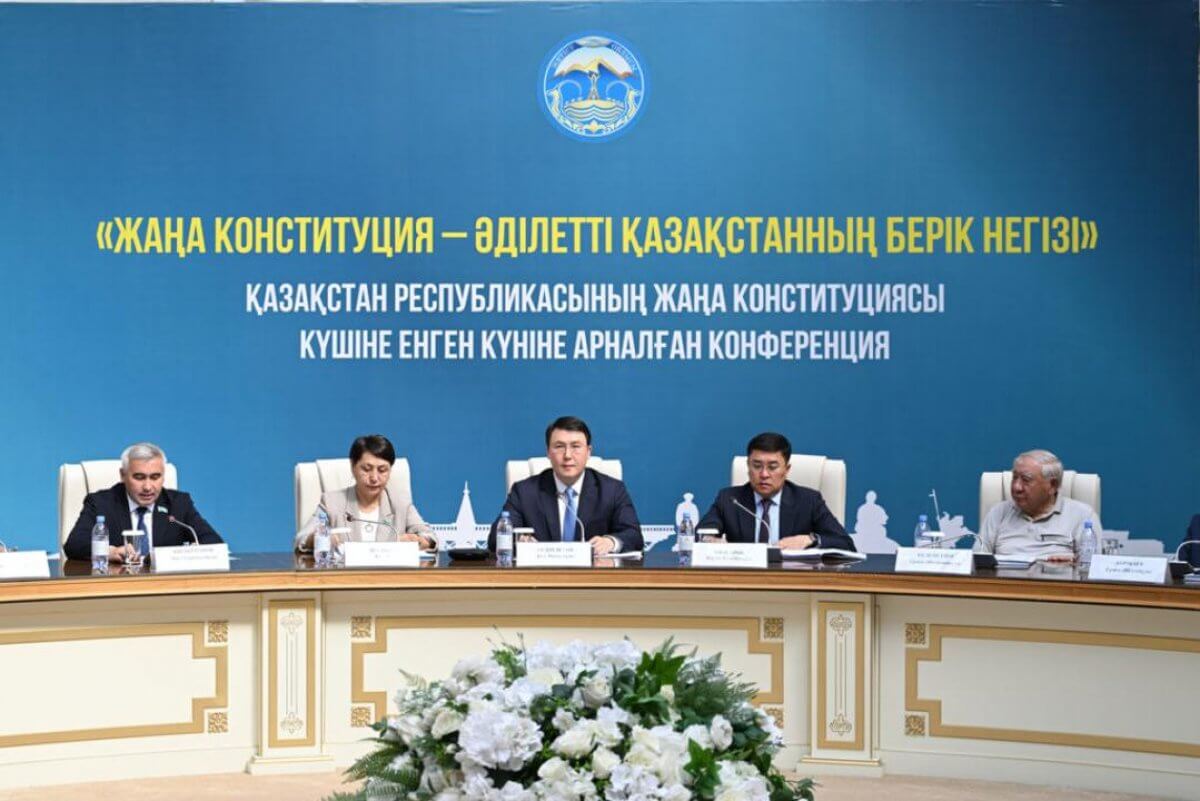 Жетісуда жаңа Конституцияға арналған конференцияда қатысушыларға Ата Заңның арнайы басылымы табысталды