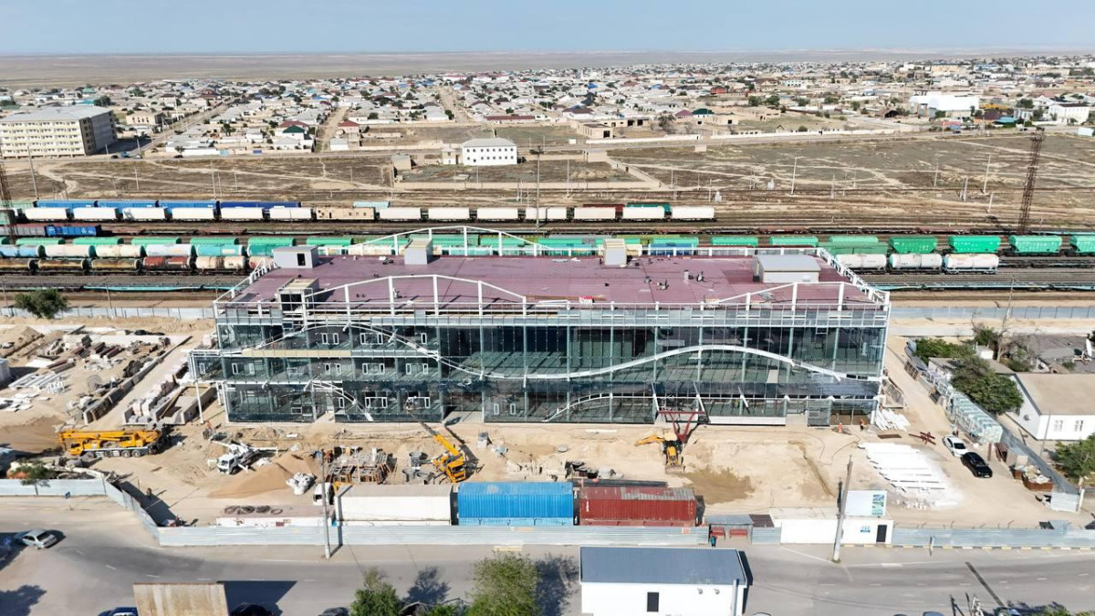 Новый трехэтажный железнодорожный вокзал строят в Мангистау