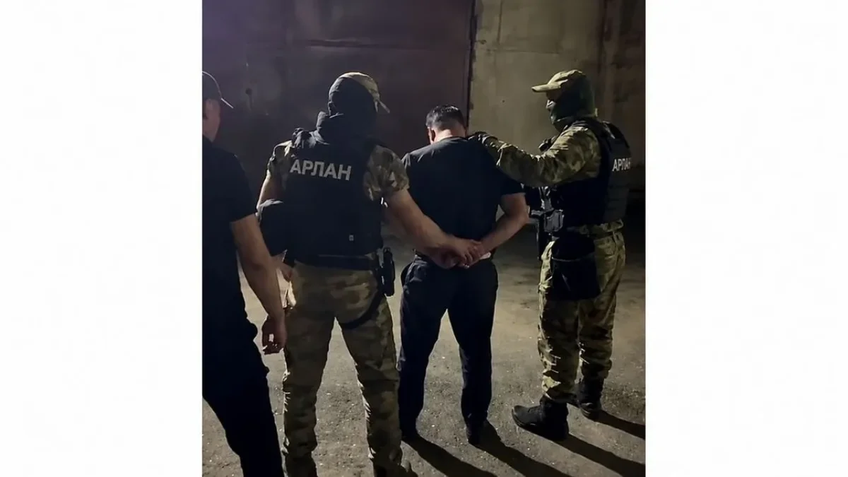 Шымкентте ақша бопсалады деген күдікпен блогер ұсталды