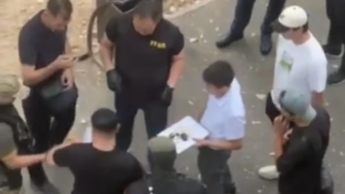 В Шымкенте за вымогательство задержали известного блогера