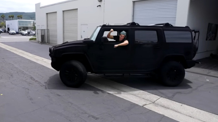 Hummer превратили в «черную дыру». Его покрыли краской, поглощающей почти весь свет