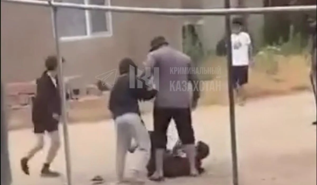Толпа подростков на глазах у взрослых избила мужчин на улице в Каскелене (ВИДЕО)