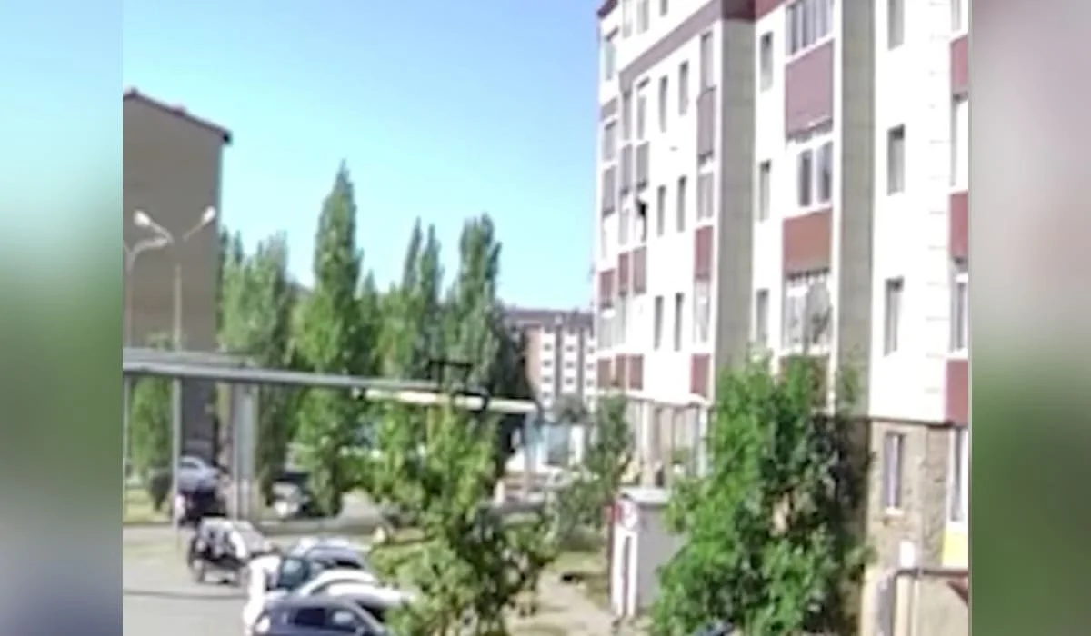 «Было страшно»: полицейские спасли женщину от гибели в Косшы (ВИДЕО)