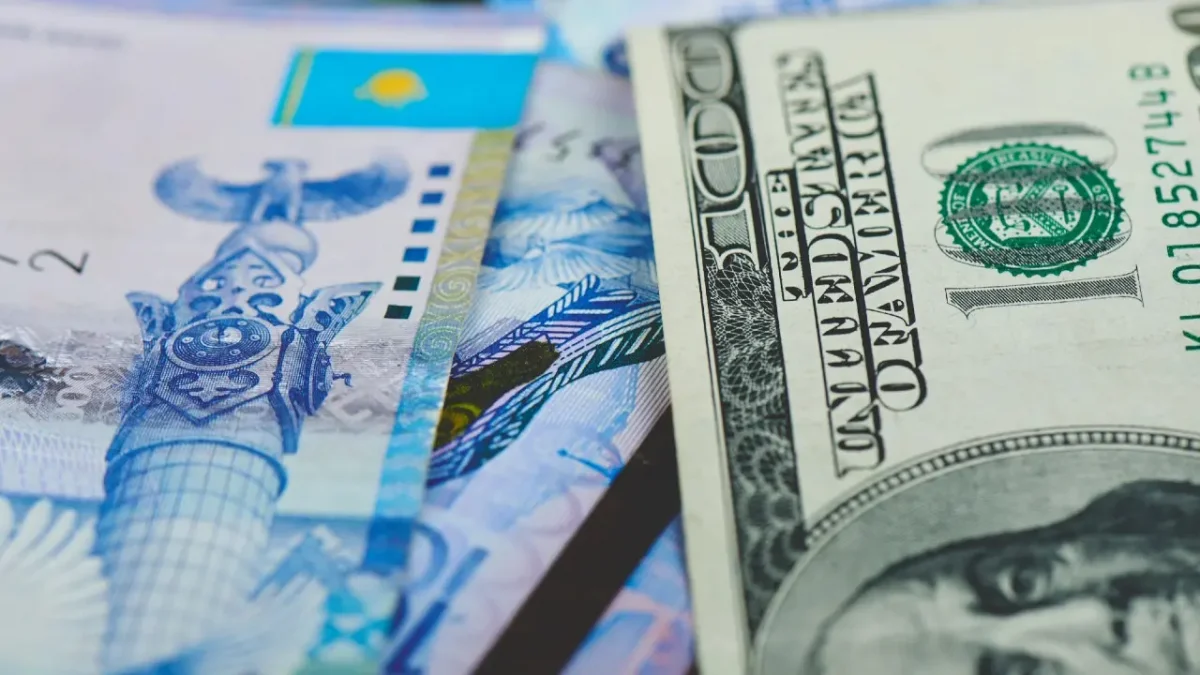 Доллар бағамы бір аптада неліктен 10 теңгеге арзандады: Сарапшылар талдауы