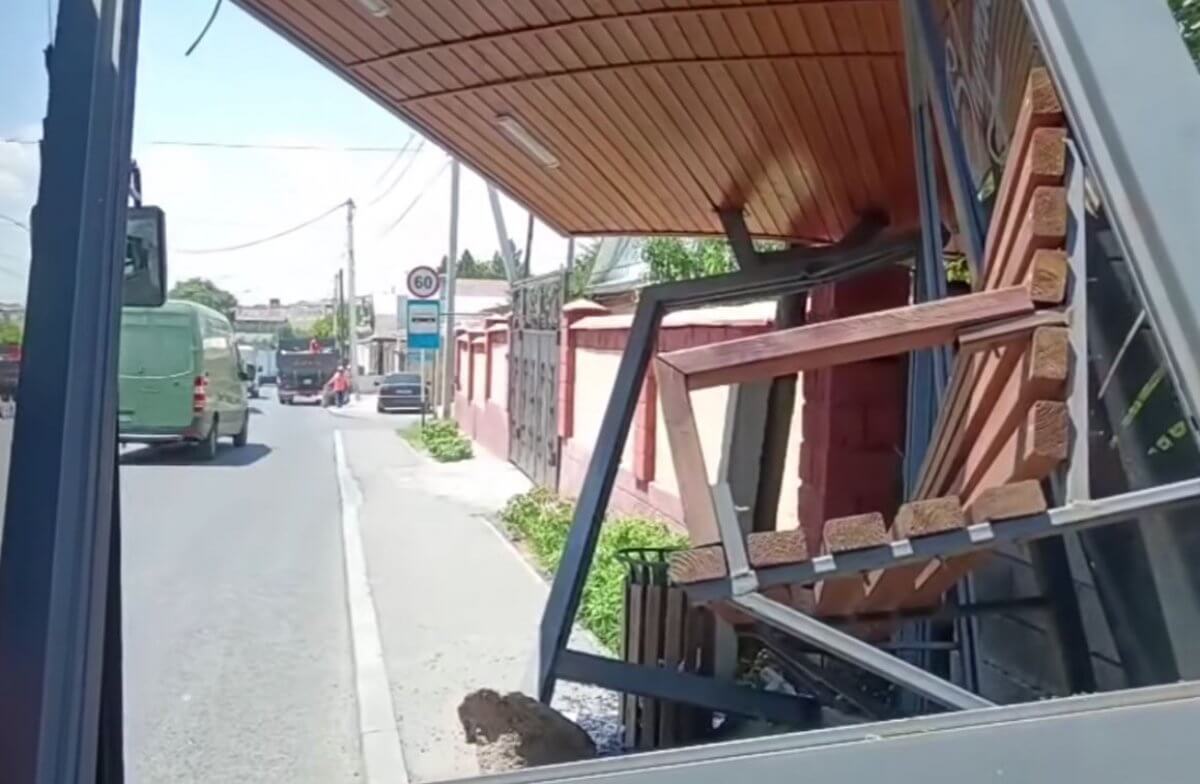 Автобус снес остановку в Шымкенте