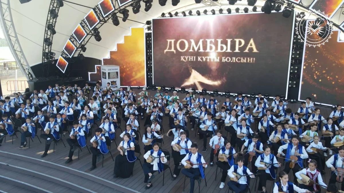 Национальный день домбры: около 5 тысяч школьников одновременно исполнили кюй