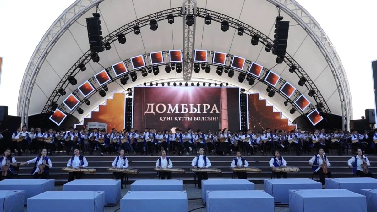Ұлттық домбыра күніне орай 5 мыңға жуық оқушы Ахмет Жұбановтың «Би» күйін орындады