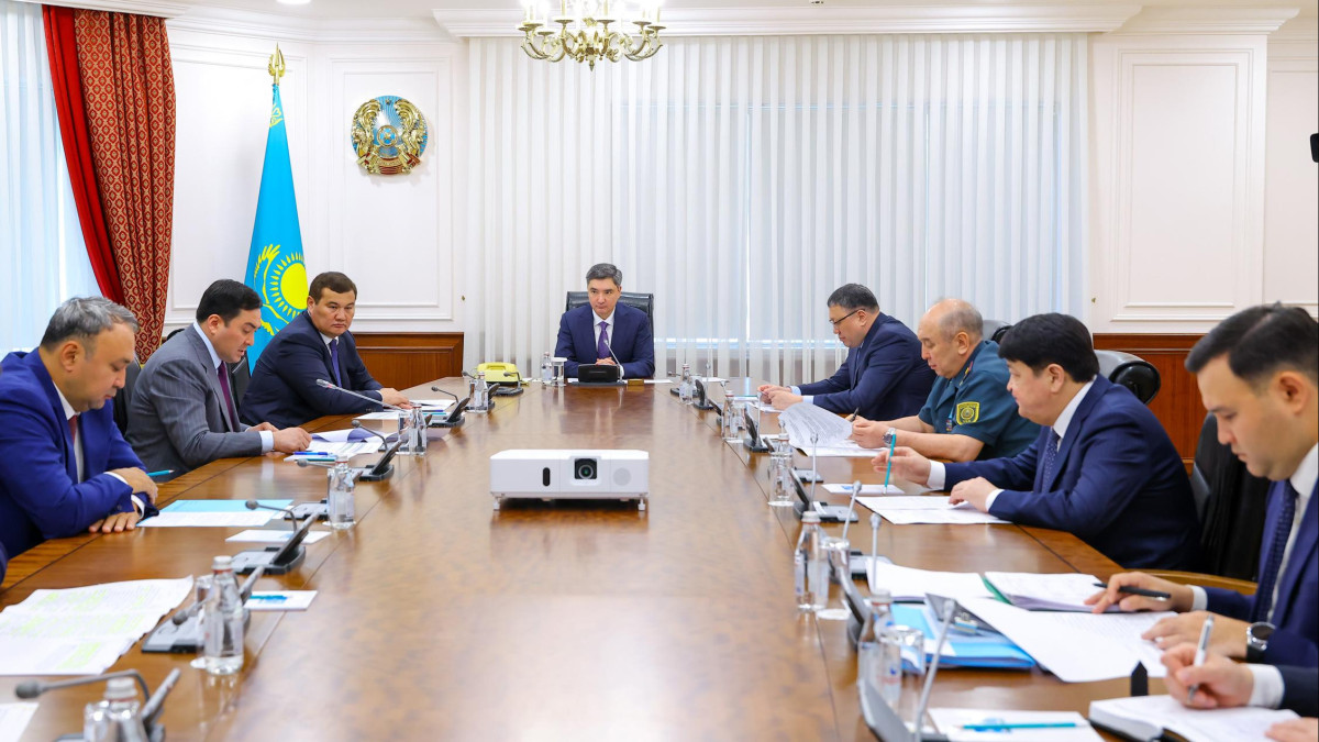 Олжас Бектенов ЖЖМ нарығындағы ахуал бойынша жиын өткізді