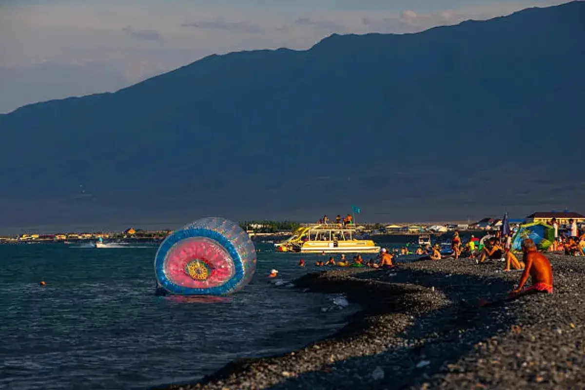Алакөлде көпбалалы отбасы жағаға қайта алмай қалған