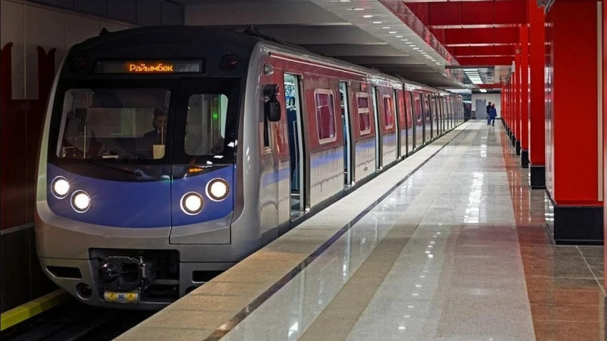 Алматы метросында жолаушыдан телескопиялық дубинка тәркіленді