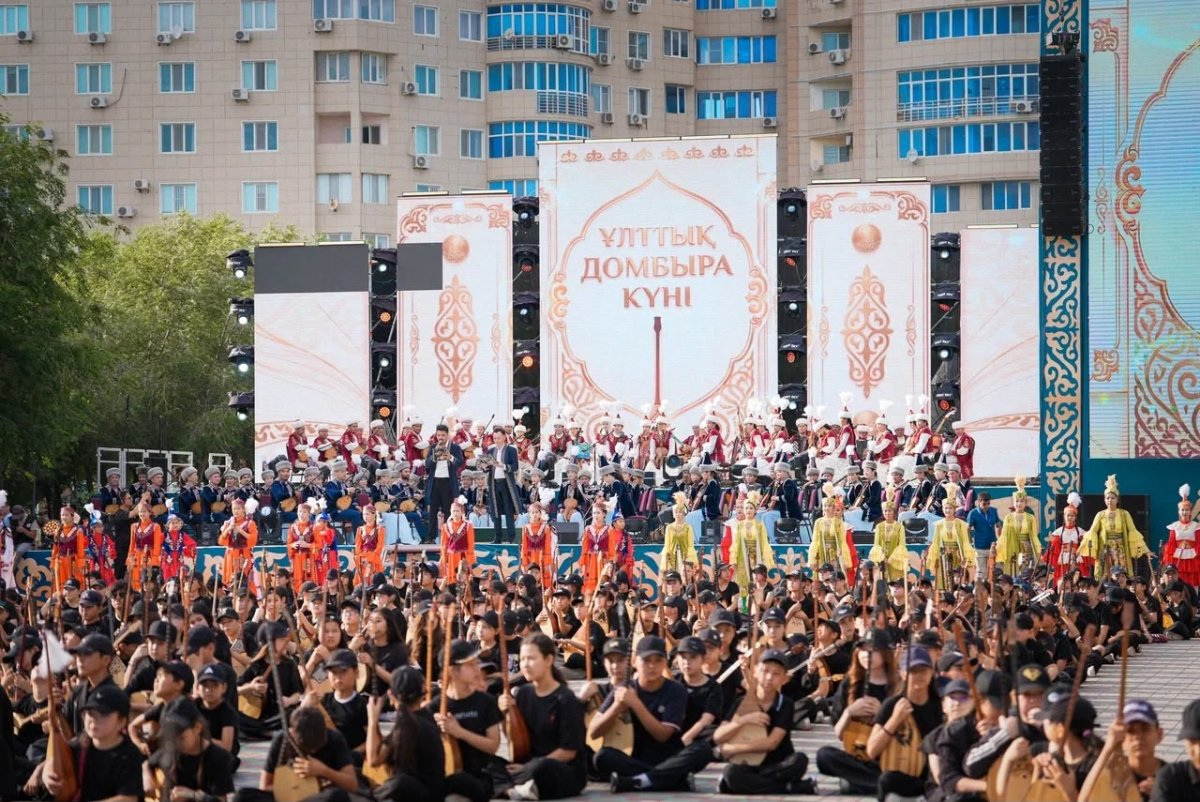 Атырауда Ұлттық домбыра күні мыңға жуық домбырашы бір мезгілде күй орындады