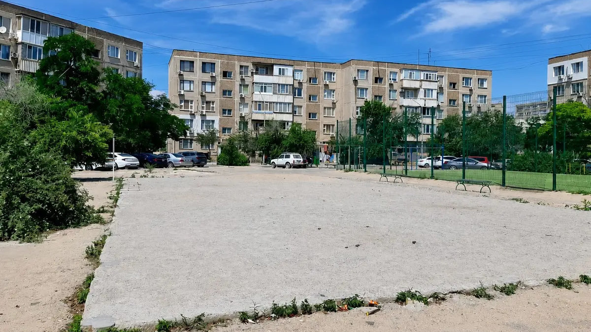 Жители Актау более полугода ждут открытия новой детской площадки