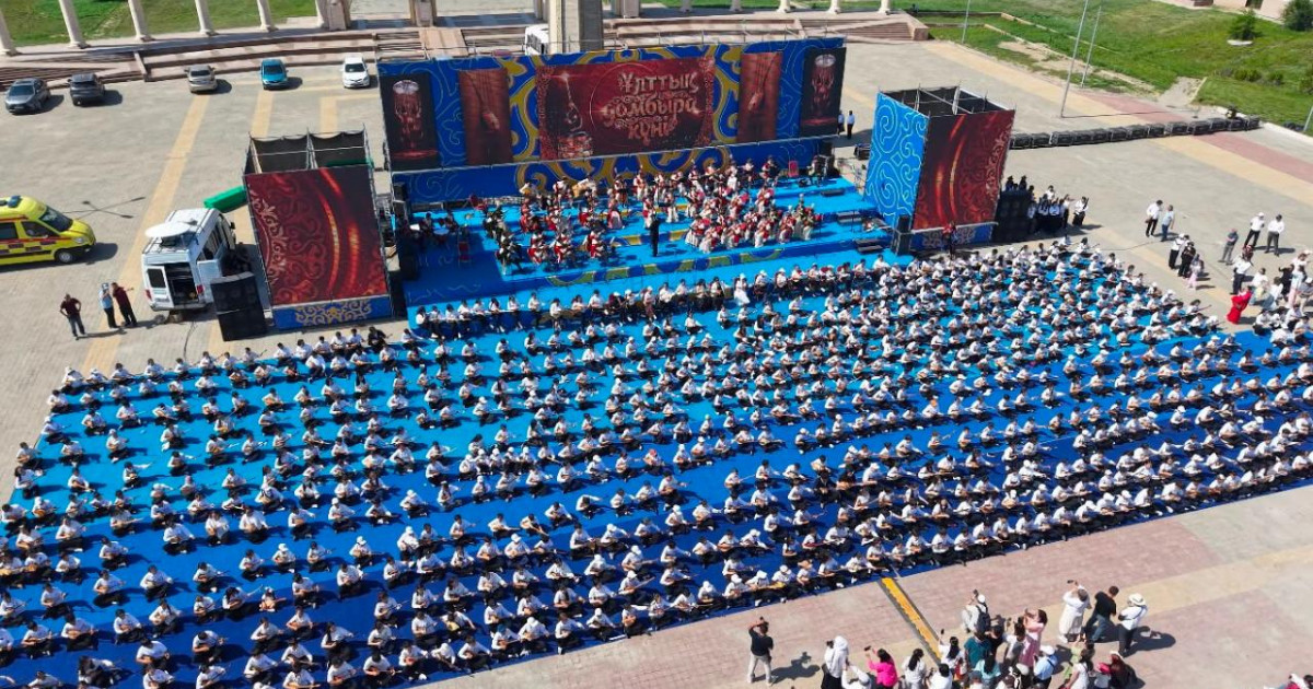   Ұлттық домбыра күніне орай 1500 ақтөбелік домбырашы қазақ композиторларының күйін орындады   