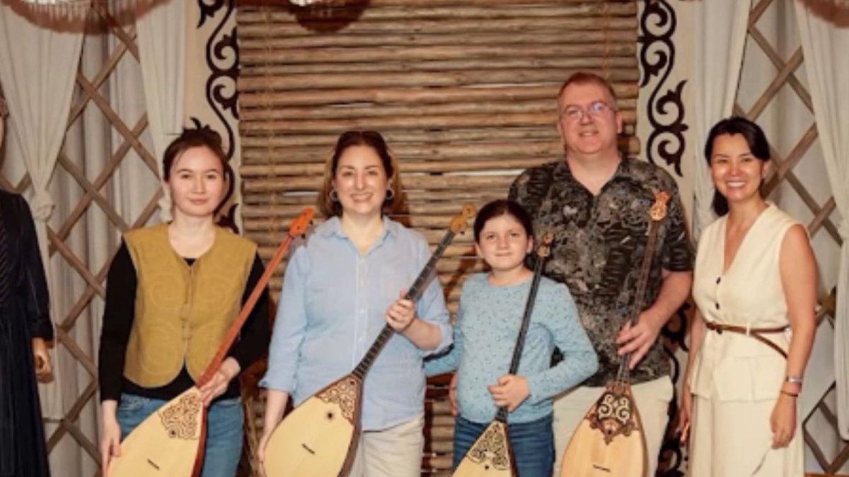 Домбыраның қоңыр үніне тәнті болған АҚШ елшісі қазақ мәдениетіне құрмет білдірді