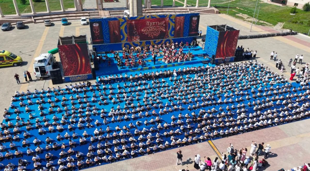 Ұлттық домбыра күніне орай 1500 ақтөбелік домбырашы қазақ композиторларының күйлерін орындады