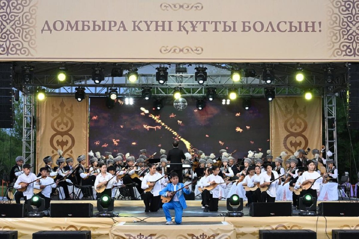 Национальный день домбры: в Жетісу домбристы синхронно сыграли кюй «Әлқисса» совместно с музыкантами из 10 стран мира