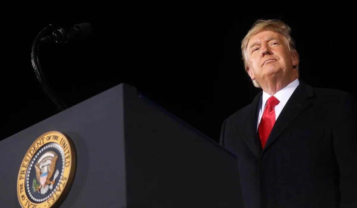 Трамп показал новую 100-долларовую купюру со своей подписью