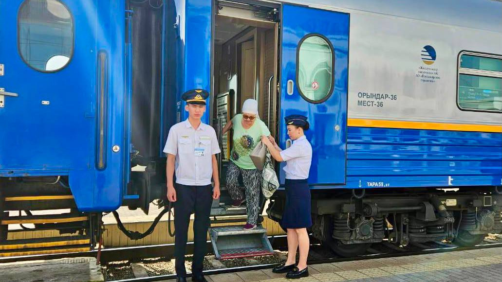 Постель, уборка и безопасность: что обязан делать проводник поезда
