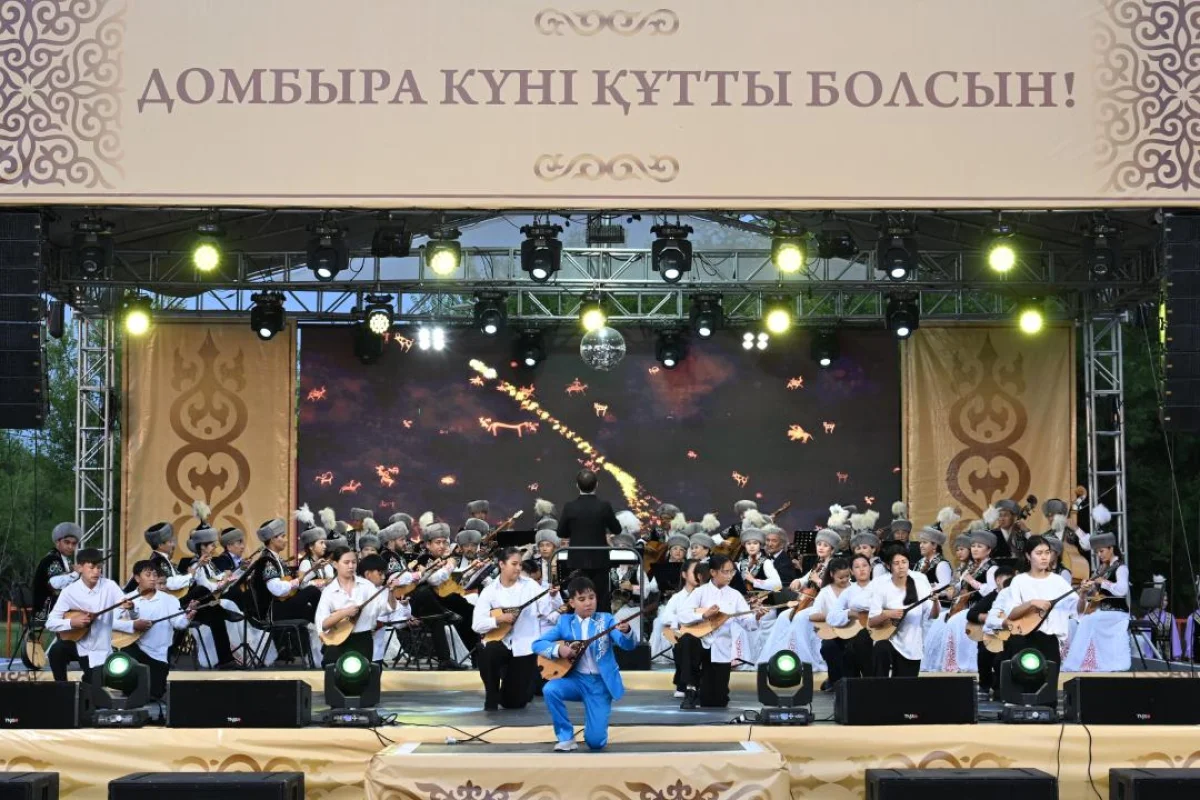 Ұлттық домбыра күні: Жетісуда домбырашылар әлем музыканттарымен бірге «Әлқиса» күйін орындады