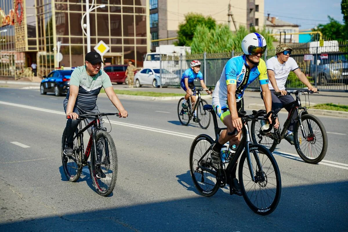 В ЗКО полицейские приняли участие в велопробеге ко Дню столицы