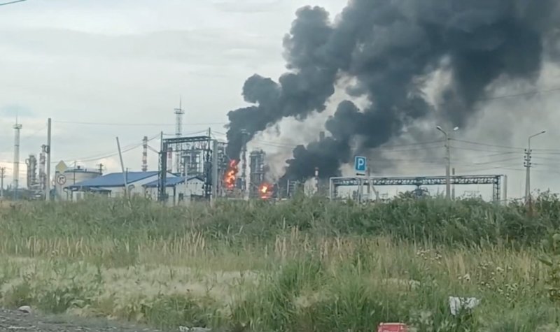Последствия атаки БПЛА: Омский НПЗ приостановил работу