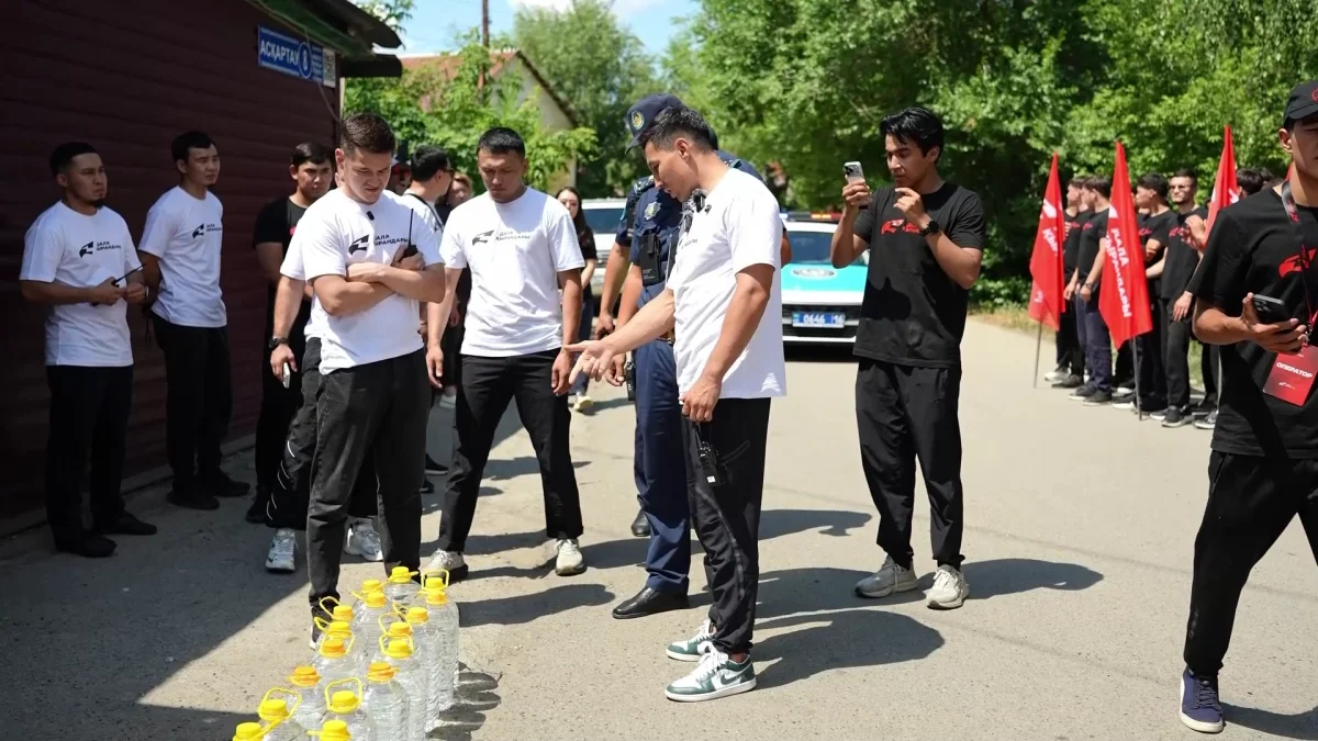 Более 200 литров суррогатного алкоголя в ходе рейда изъяли активисты молодежного объединения «Дала Қырандары» в Усть-Каменогорске