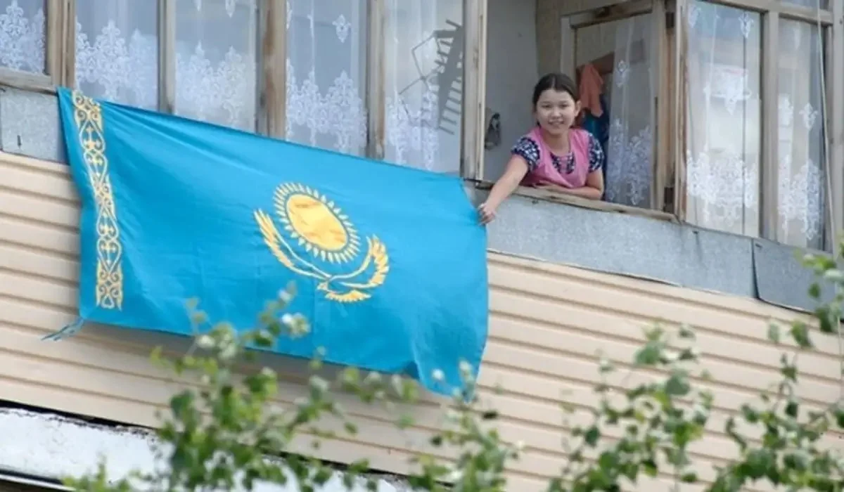«Киім қылып киіп, көрпе ретінде жамылуға болмайды»: Үкімет Мемлекеттік туға қатысты жаңа ереже қабылдады