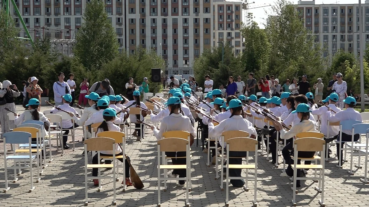 Алматыда 100 домбырашы бір мезетте «Балбырауын» күйін орындады
