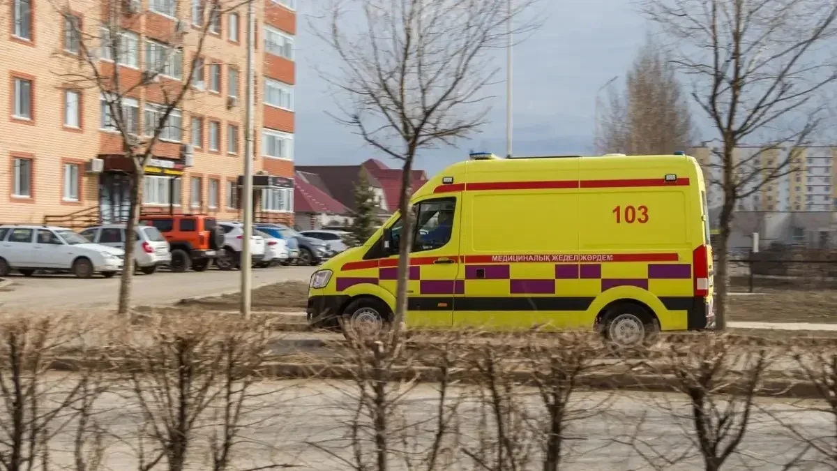 Павлодарда жолаушылар өткелінен өтіп бара жатқан әйелді жедел жәрдем көлігі қағып кетті