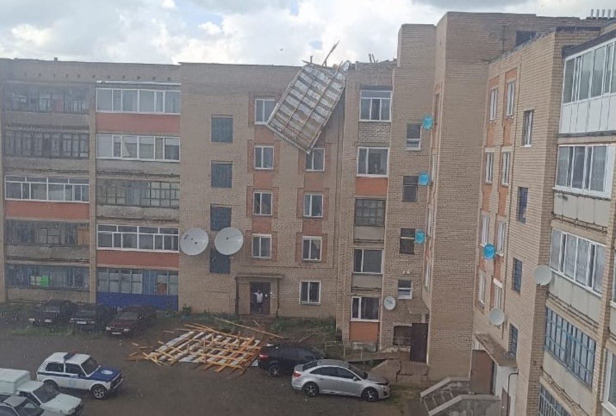 Ураган сорвал крышу с пятиэтажки в Акмолинской области (ВИДЕО)