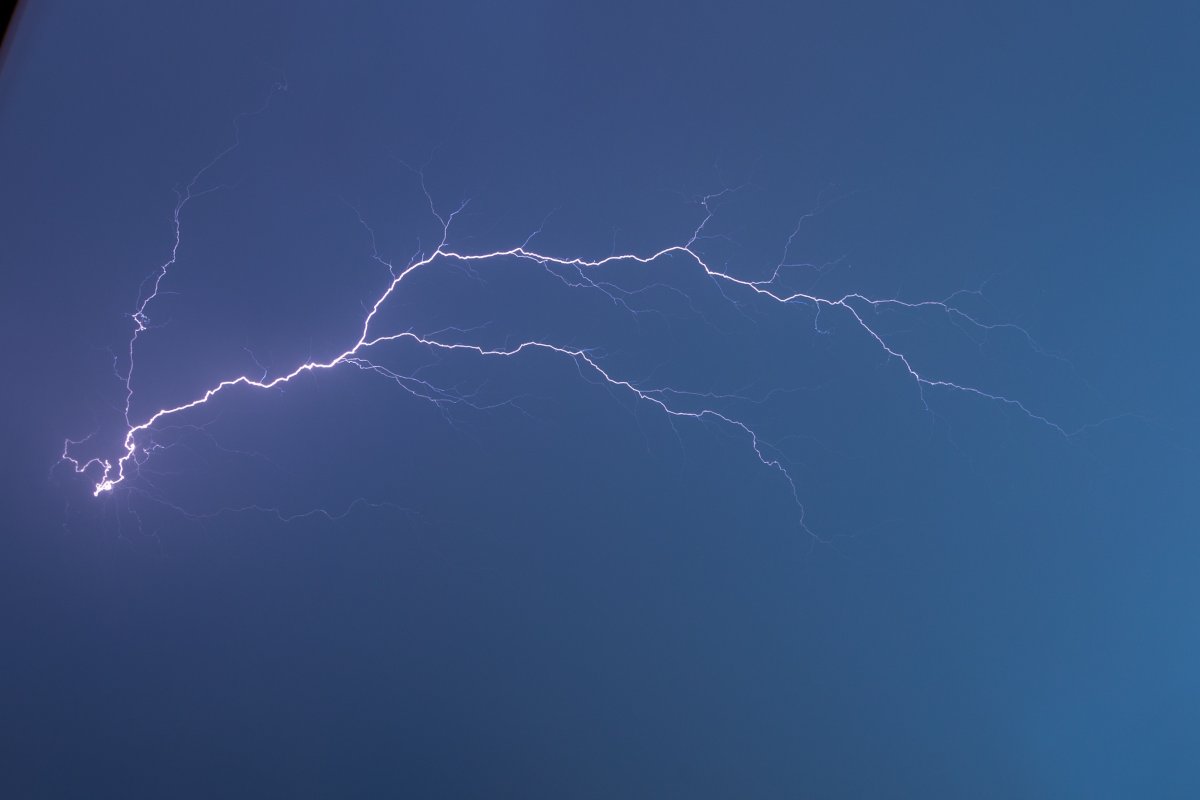Молния при полном отсутствии туч убила 24-летнего мужчину