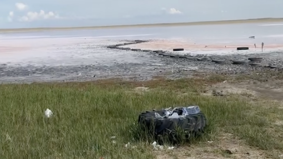 "Смотреть было грустно": блогер показала заваленное мусором озеро Кобейтуз