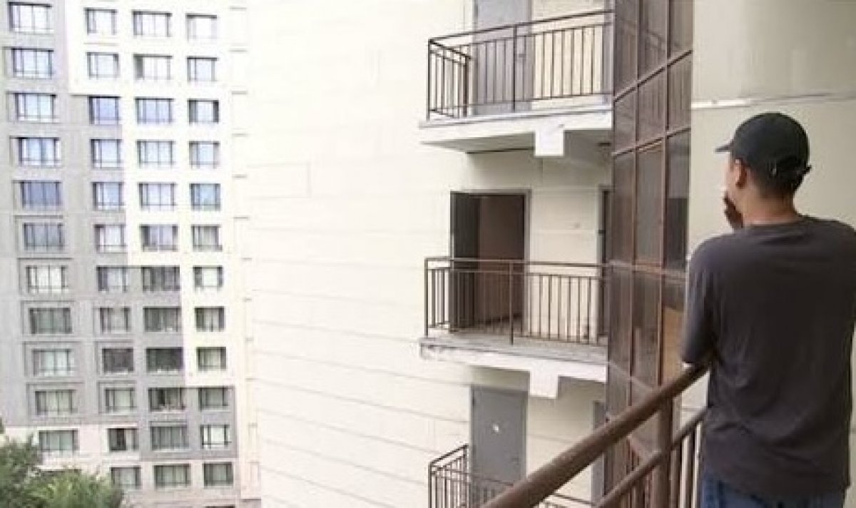 Курение на балконах и мусор во дворах: на что чаще всего жалуются казахстанцы