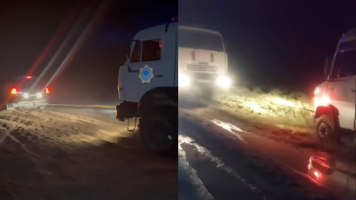 На побережье Балхаша четыре автомобиля увязли в грязи