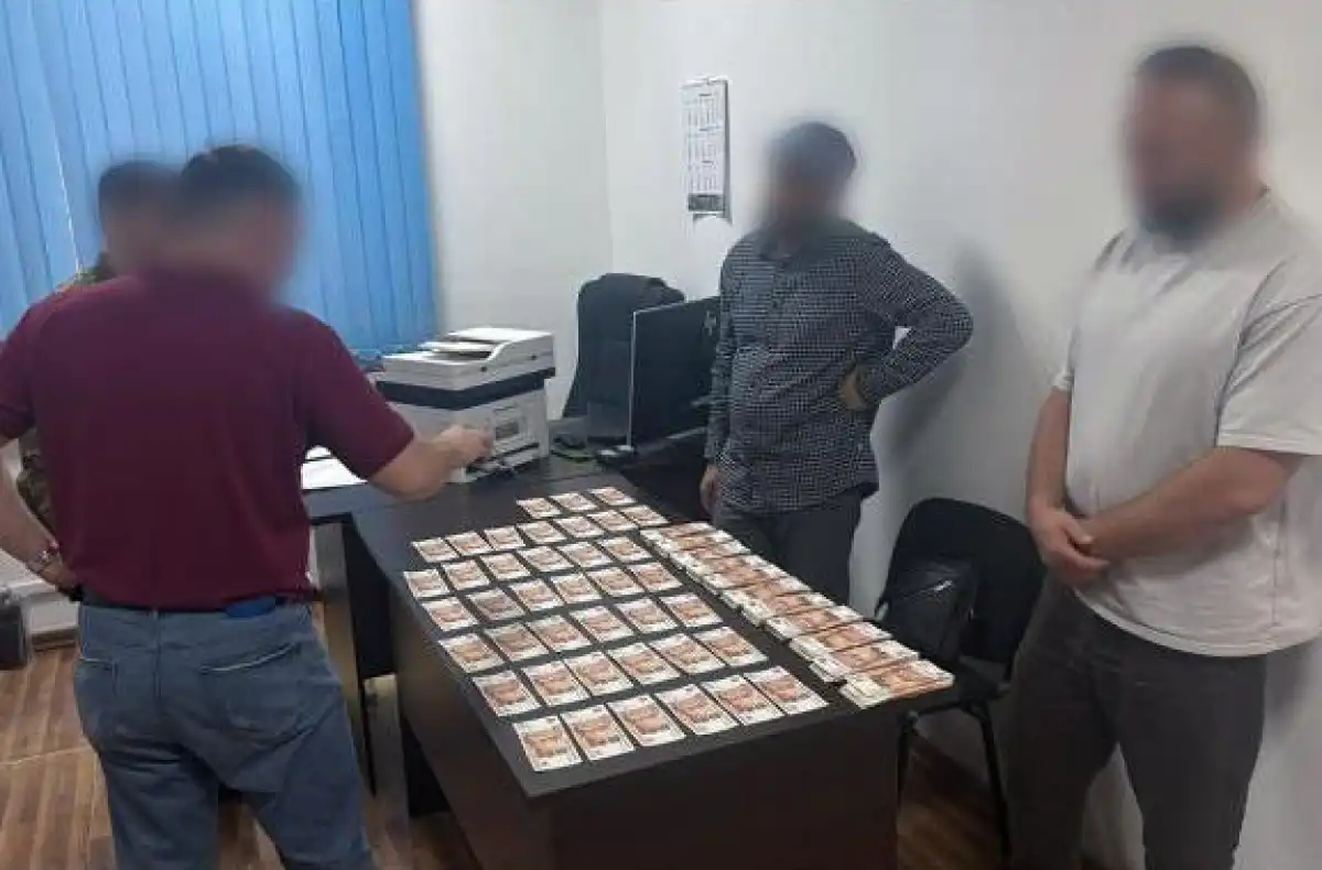 Иностранец пытался вывезти из Казахстана $350 тысяч