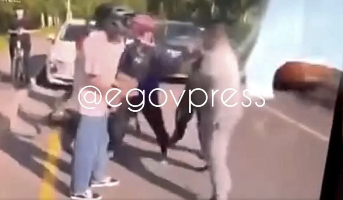 Мужчина ударил подростка на дороге в Алматы: видео попало в сеть