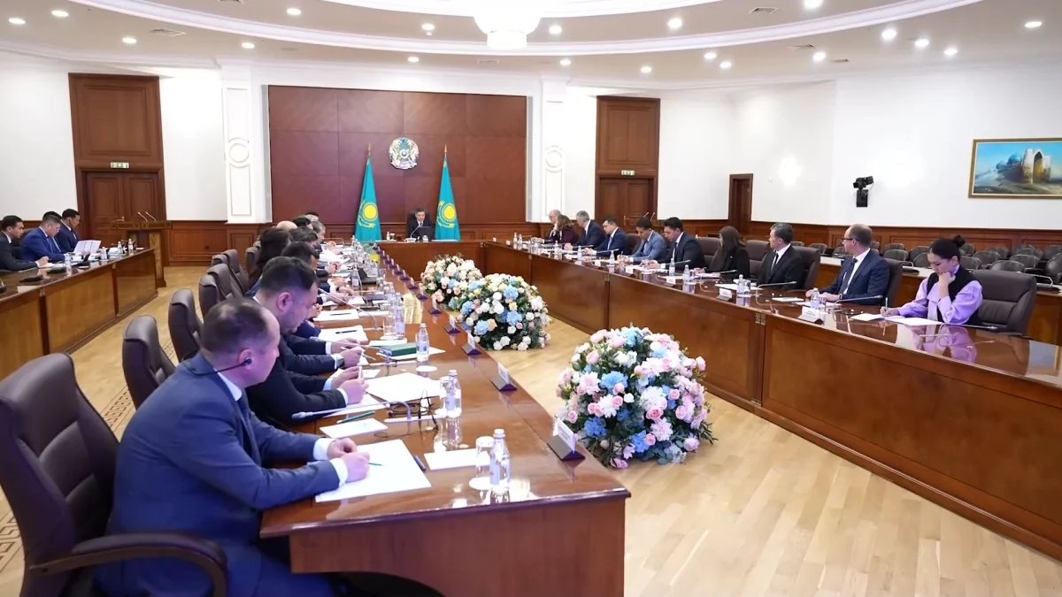"Конституция Президенттің ауқымды реформаларын кезең-кезеңімен жалғастырудың берік іргетасына айналды",- О.Бектенов