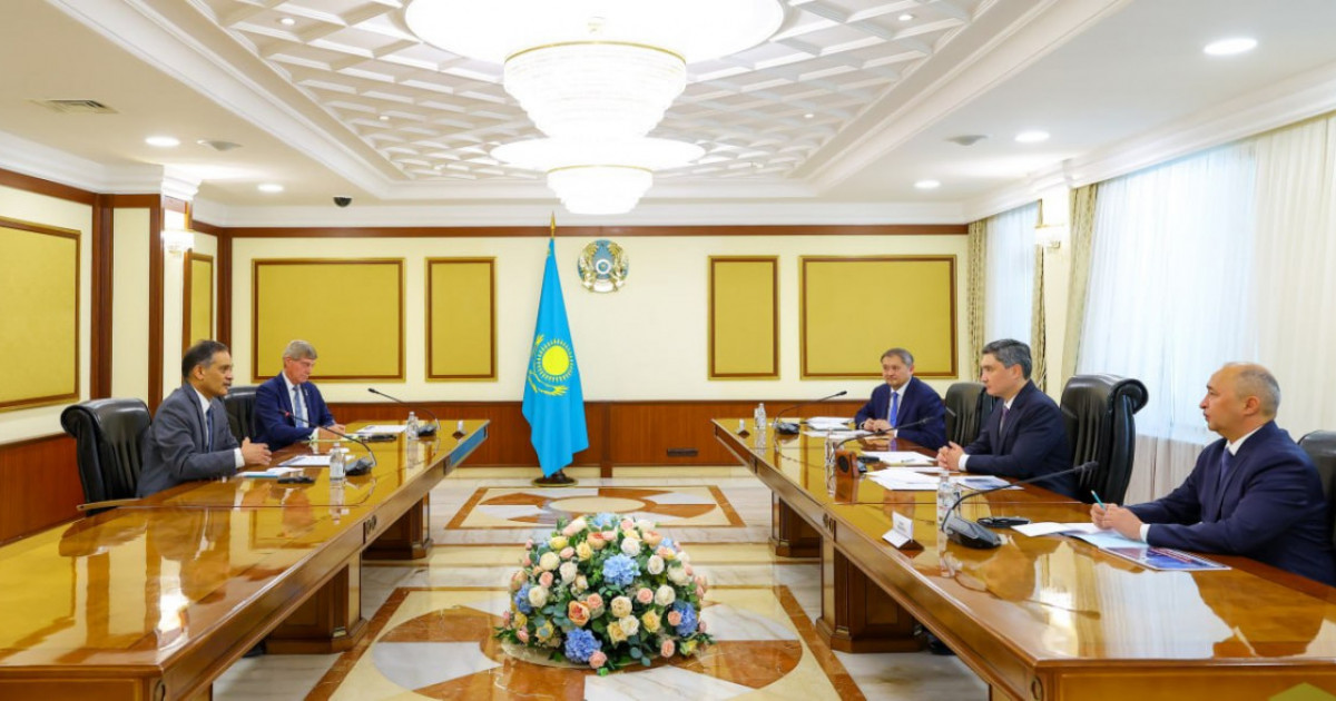  Үкімет басшысы Аризона университетінің президентімен кездесті 