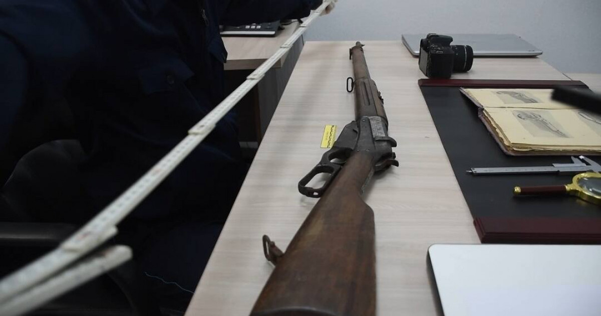  Атырау тұрғыны тарихи Winchester 1895 қаруын полицияға тапсырды 