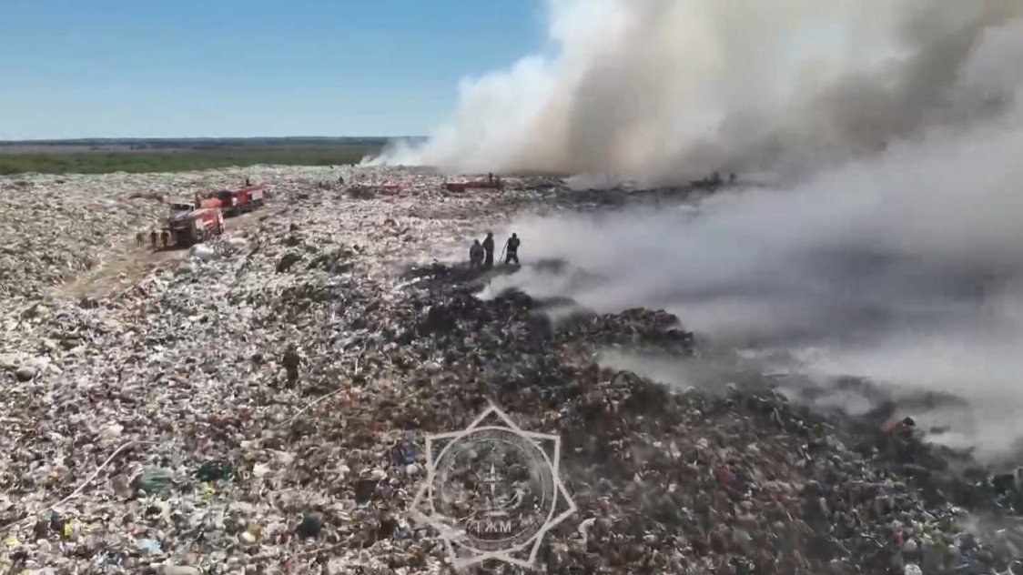 Более 130 человек задействованы в тушении пожара на столичном полигоне