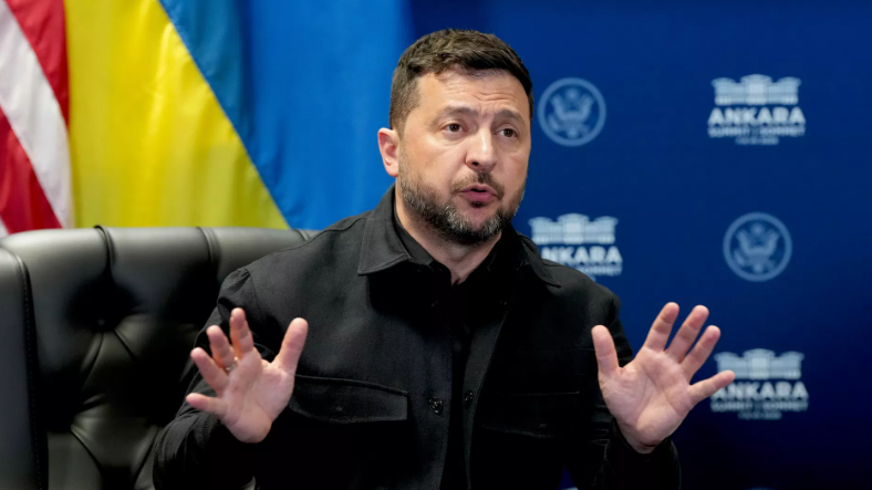 Украинада Үкімет қайта жасақталады: Зеленский премьердің отставкасын жариялады