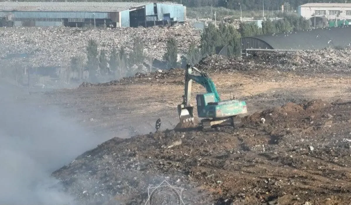 Третьи сутки тушат пожар на полигоне ТБО в Астане
