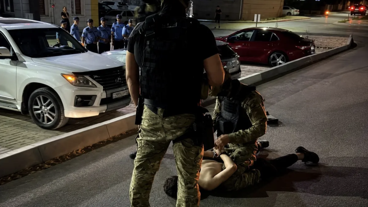 Десятки силовиков и задержание посреди ночи: что произошло в Актау