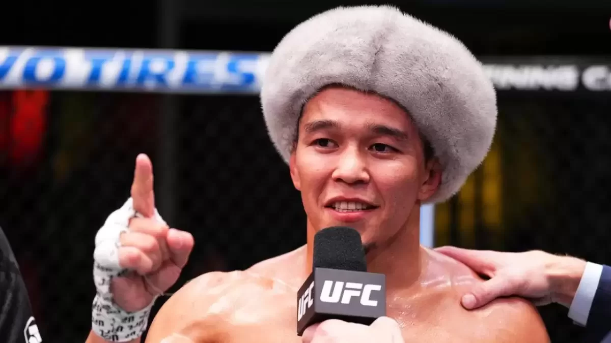 казахстанский боец наилегчайшего дивизиона UFC Асу Алмабаев официально согласился разделить октагон с бывшим претендентом на чемпионский пояс, американцем Брэндоном Ройвалом.