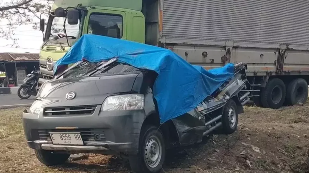 Индонезияда жүк көлігі мен пикап соқтығысып, 11 адам қаза тапты