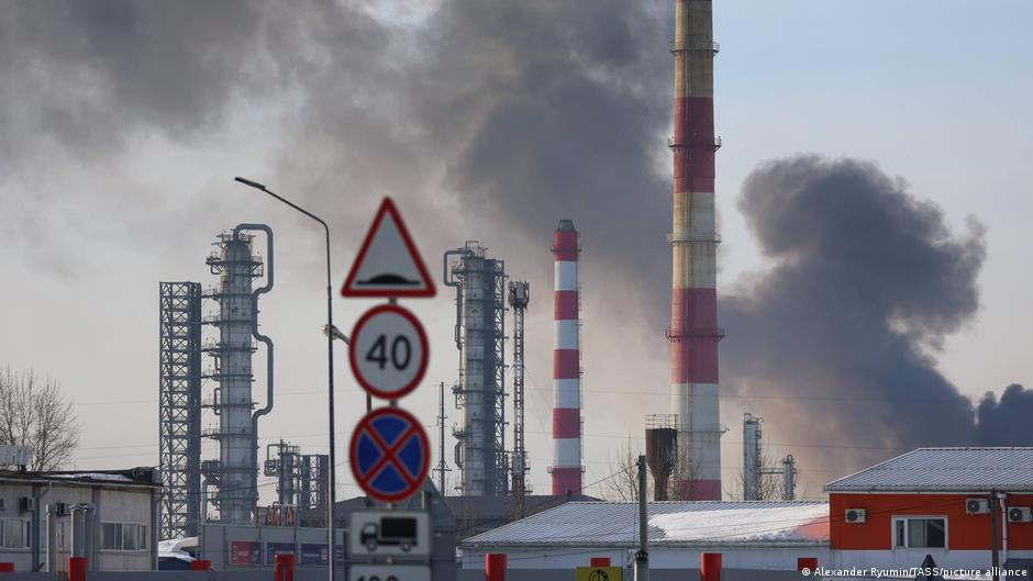 Переработка нефти в России упала до минимума за более чем 20 лет