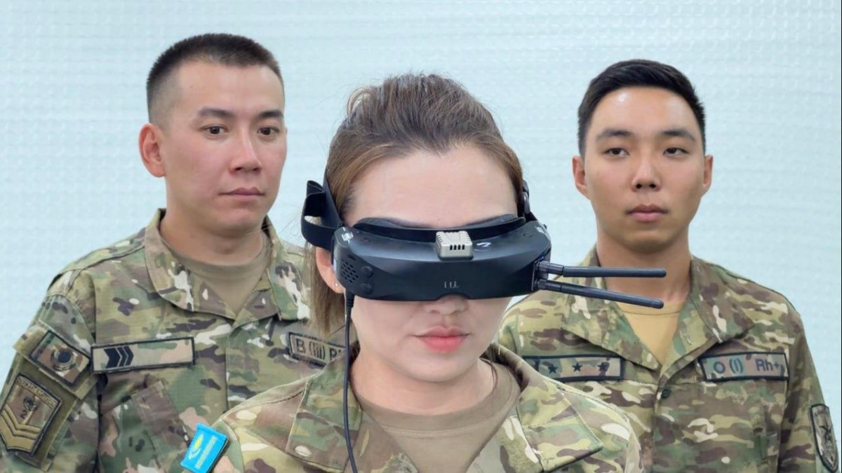 Военнослужащая из Казахстана собирает беспилотники своими руками
