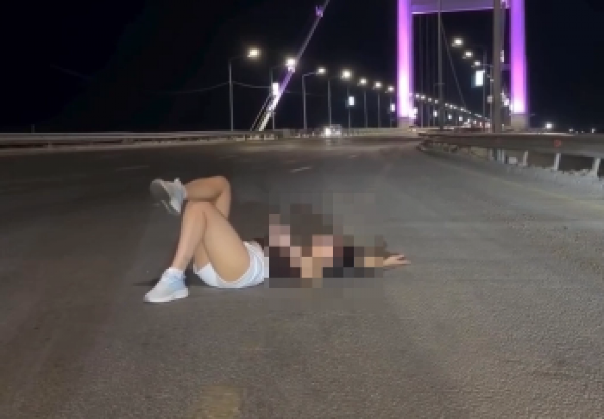 «Лайк» үшін өмірін қатерге тіккен: Семейде көпір үстінде фотосессия ұйымдастырған әйел жауапқа тартылды
